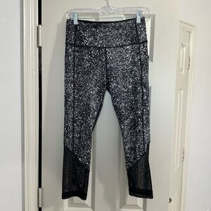 Lulu lemon size 6 cropped legging with mesh detail! in perfect condition! Pocket